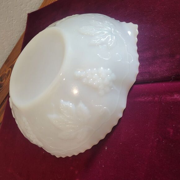 Vintage Anchor Hocking White Milk Glass Dish Bowl Embossed Grapes with Gold Trim - Picture 4 of 11